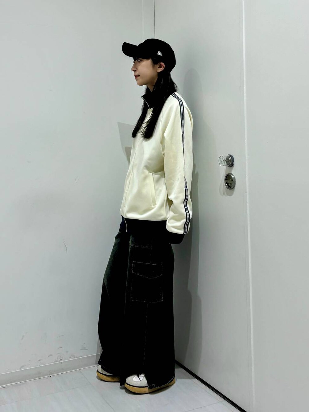 「高身長、体型カバー、着痩せ・細見え、秋コーデ、モード、ストリート、カジュアル、PAGEBOY、PAGEBOYLIM、骨格ウェーブ_PAGEBOY、エレガント_PAGEBOY、ユニセックス、メンズライク、冬コーデ、デニムパンツ」｜「PBLIMのPAGEBOYLIM/トラックジャケット（セットアップ、ホワイト系）」を使った、ロビンさん（レディース・168cm）の冬コーディネートの3枚目の写真