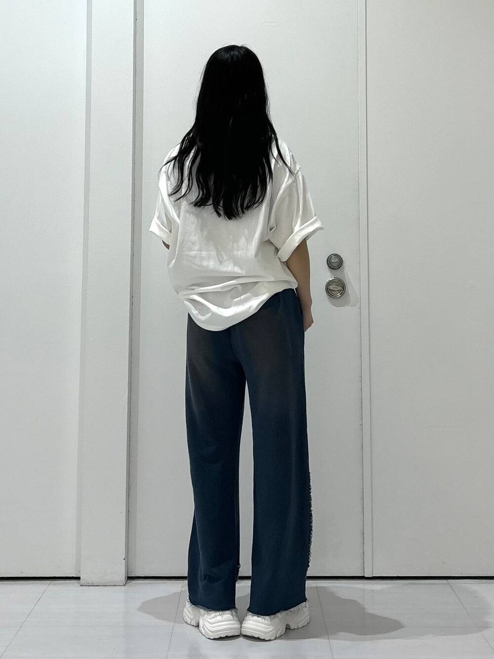 ホワイト系のスニーカー、ホワイト系のTシャツ/カットソー、ブルー系のスウェットパンツを着用したレディースの夏コーディネートの5枚目の写真