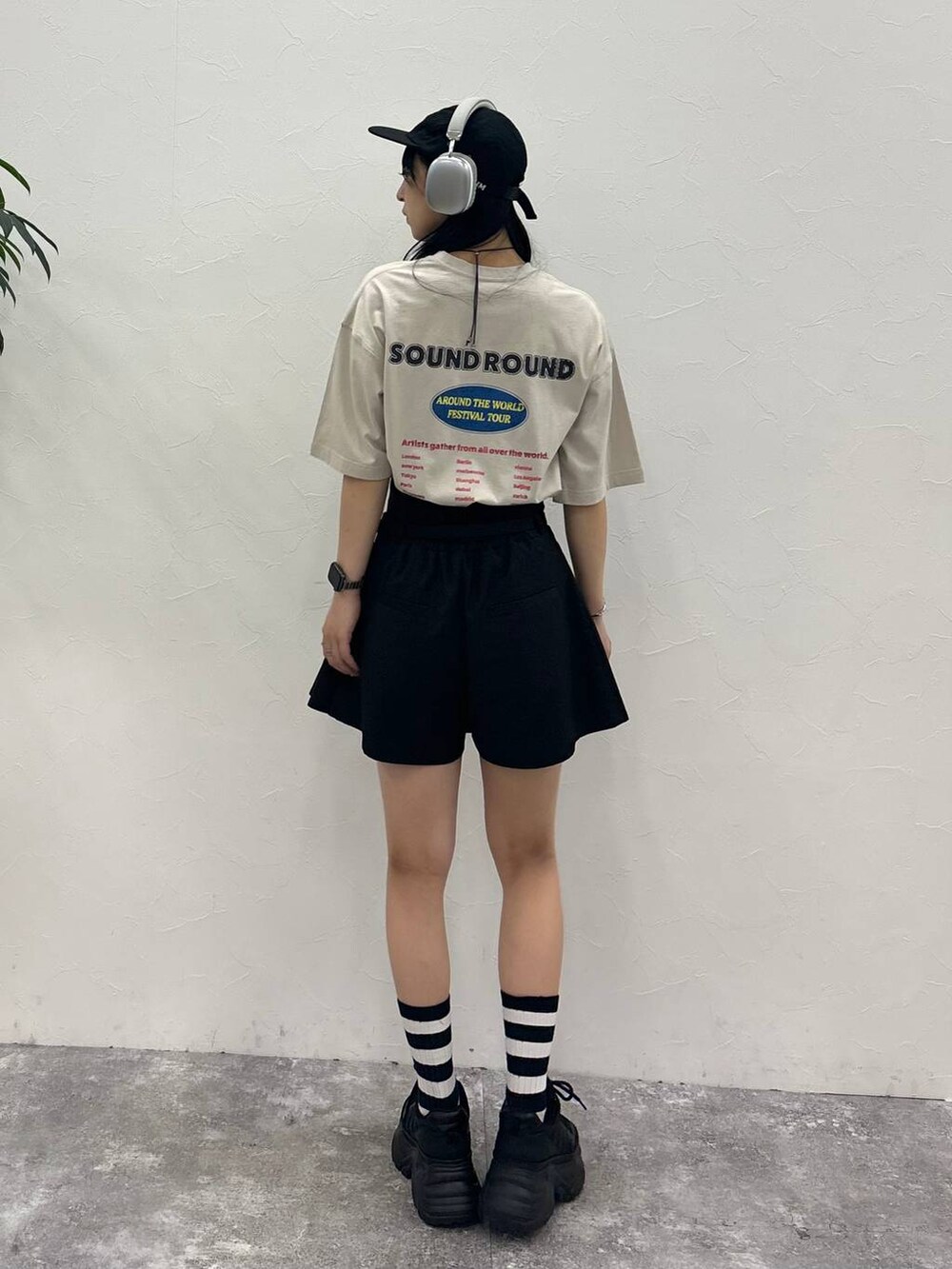 ブラック系のスニーカー、ブラック系のその他パンツ、ベージュ系のTシャツ/カットソーを着用したレディースの夏コーディネートの4枚目の写真