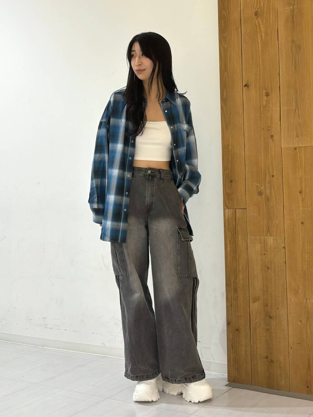 「高身長、体型カバー、着痩せ・細見え、春コーデ、モード、ストリート、カジュアル、PAGEBOY、PBLIM、骨格ウェーブ_PAGEBOY、エレガント_PAGEBOY、スニーカー、シャツ」｜「PAGEBOYのプラットチャンキースニーカー（スニーカー、ホワイト系）」を使った、ロビンさん（レディース・169cm）の秋コーディネートの5枚目の写真
