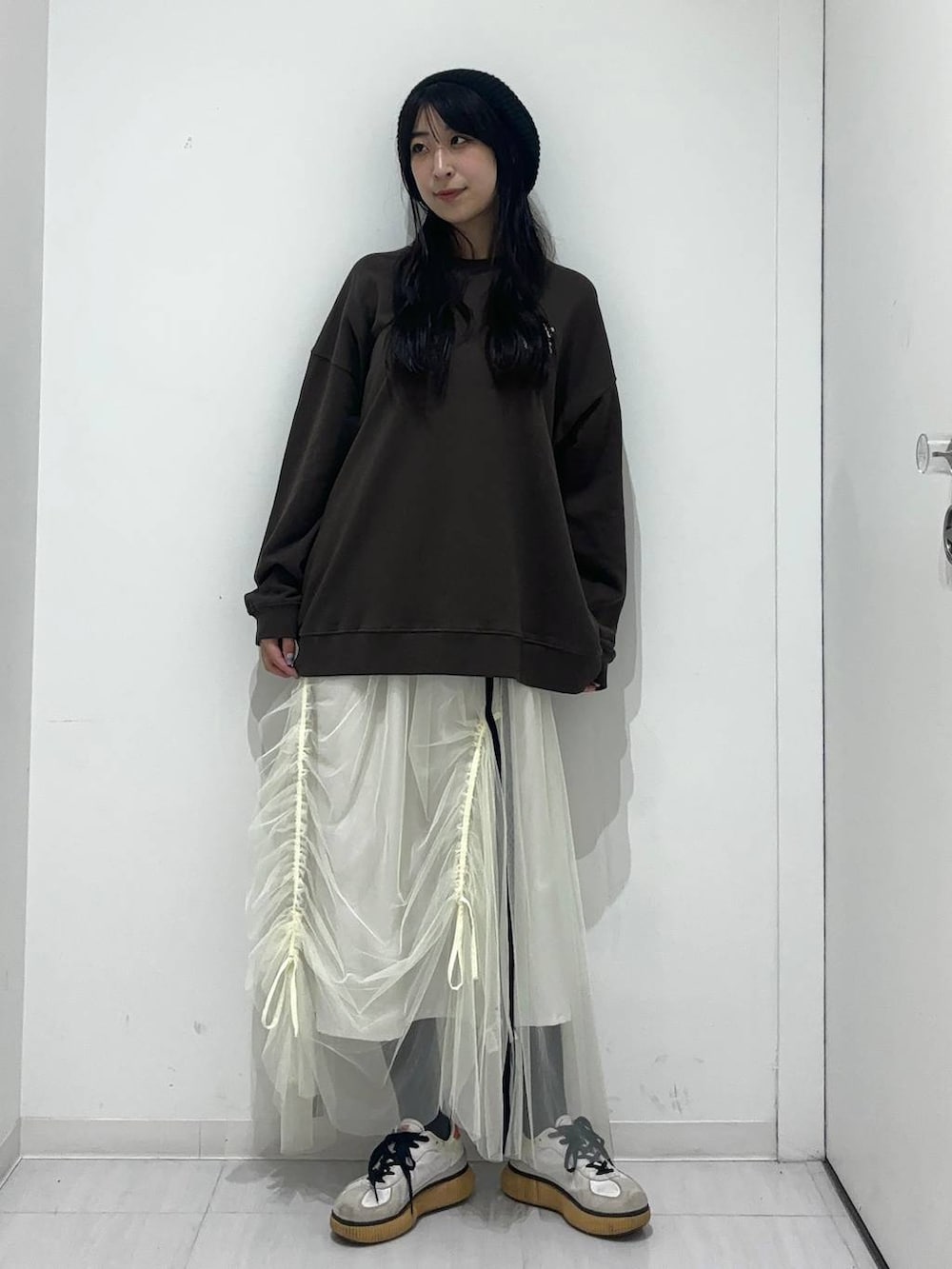 「高身長、体型カバー、着痩せ・細見え、春コーデ、モード、ストリート、カジュアル、PAGEBOY、骨格ウェーブ_PAGEBOY、エレガント_PAGEBOY、PBLIM、スウェット、スカート、スニーカー」｜「PAGEBOYのラインチュールボリュームスカート（スカート、ホワイト系）」を使った、ロビンさん（レディース・169cm）の夏コーディネートの2枚目の写真