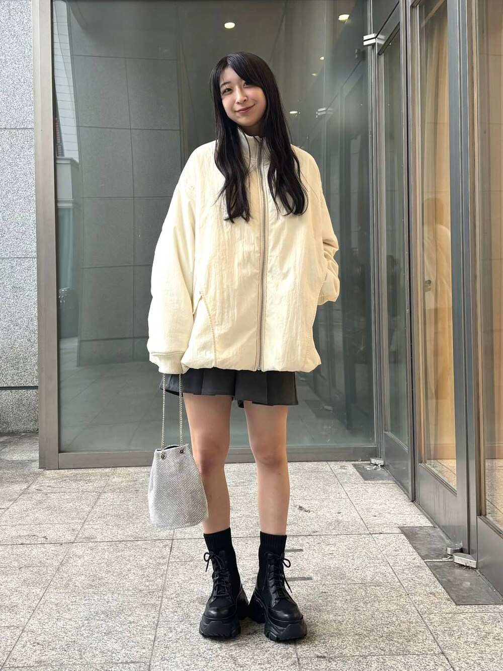 「高身長、体型カバー、着痩せ・細見え、モード、ストリート、カジュアル、PAGEBOY、骨格ウェーブ_PAGEBOY、エレガント_PAGEBOY、ブーツ、厚底シューズ、ブルゾン、アウター、MA-1、ショートパンツ」｜「PAGEBOYのレースアップソックスブーツ（ブーツ、ブラック系）」を使った、ロビンさん（レディース・169cm）の秋コーディネートの4枚目の写真