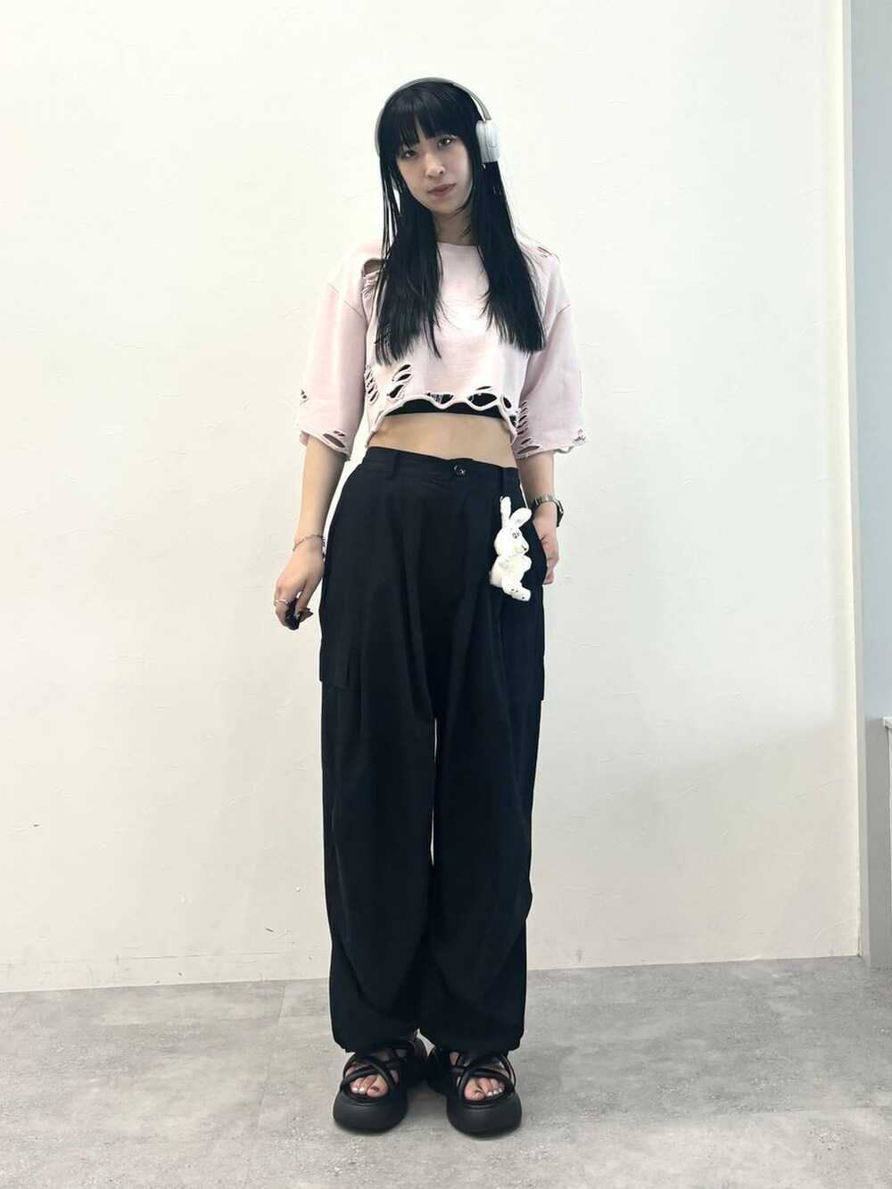 ブラック系のサンダル、ブラック系のその他パンツ、ピンク系のTシャツ/カットソーを着用したレディースの夏コーディネートの2枚目の写真