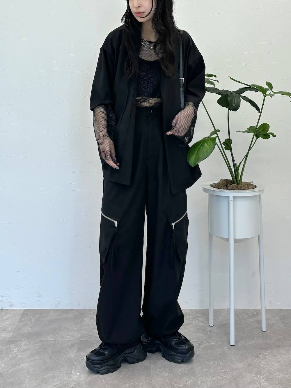 ブラック系のスニーカー、ブラック系のキャミソール、ブラック系のTシャツ/カットソーを着用したレディースの春コーディネートの2枚目の写真