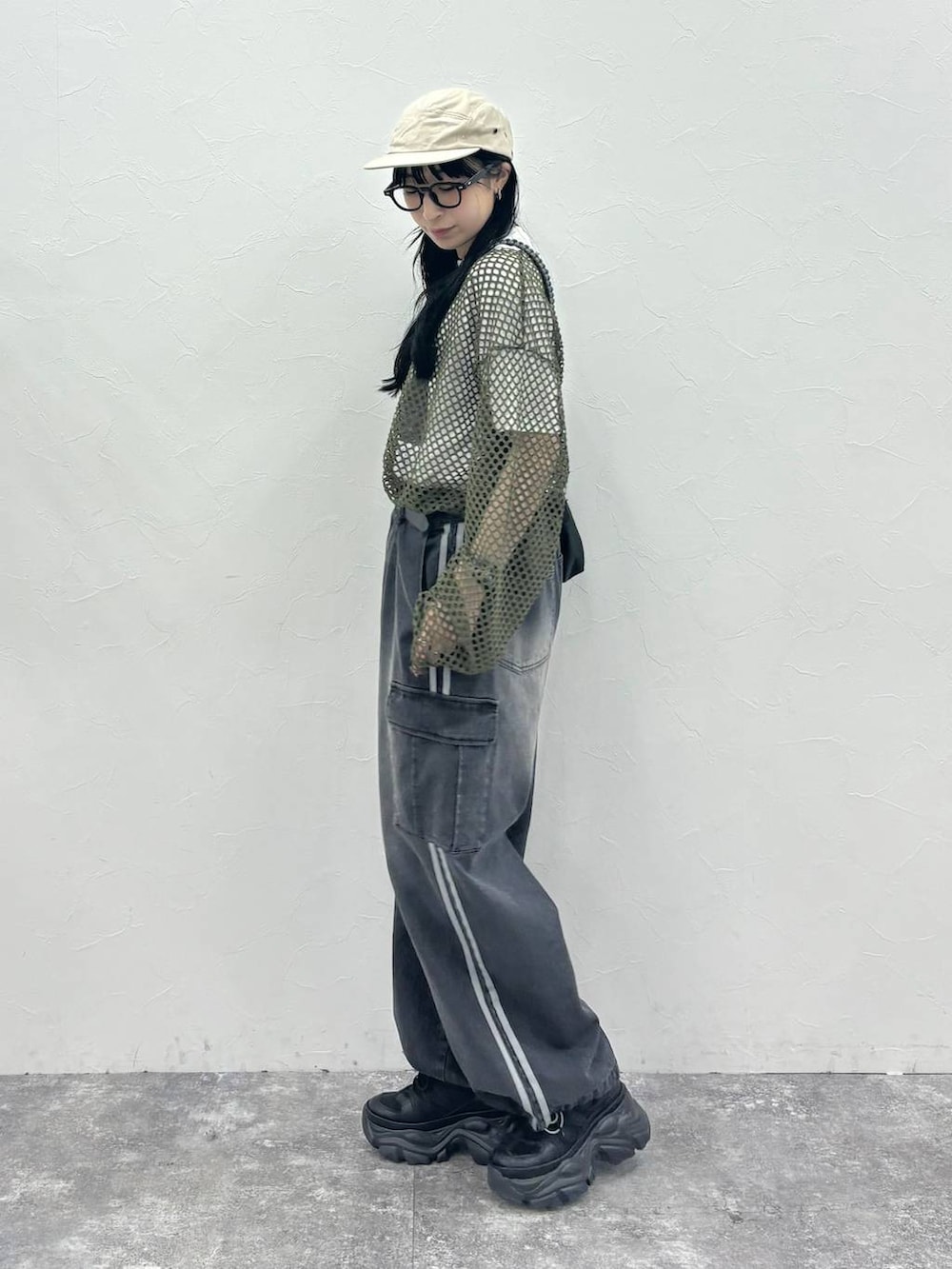 ブラック系のスニーカー、ブラック系のデニムパンツ、グリーン系のTシャツ/カットソーを着用したレディースの夏コーディネートの2枚目の写真