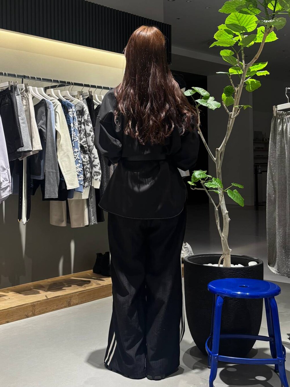 ブラック系のショルダーバッグ、ブラック系のスラックス、ブラック系のシャツ/ブラウスを着用したレディースの冬コーディネートの6枚目の写真