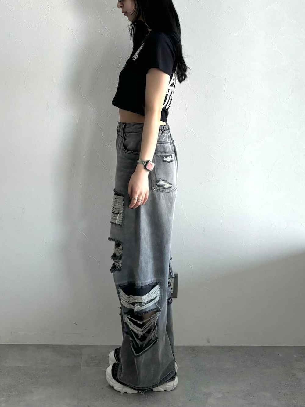 ブラック系のデニムパンツ、ブラック系のTシャツ/カットソーを着用したレディースの春コーディネートの3枚目の写真