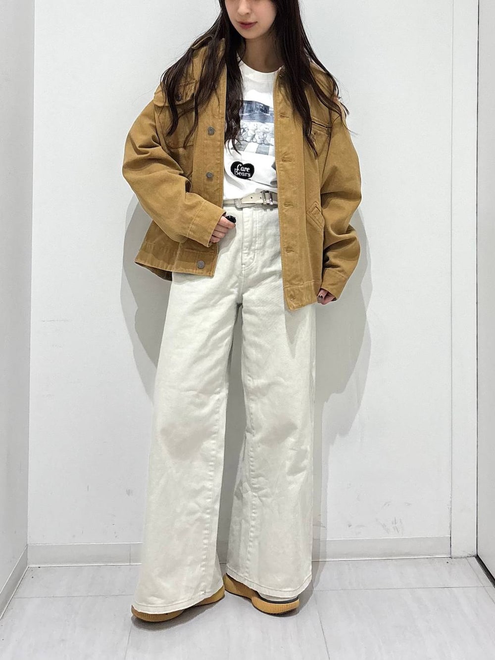 グレー系のデニムパンツ、ベージュ系のカバーオールを着用したレディースの春コーディネートの5枚目の写真