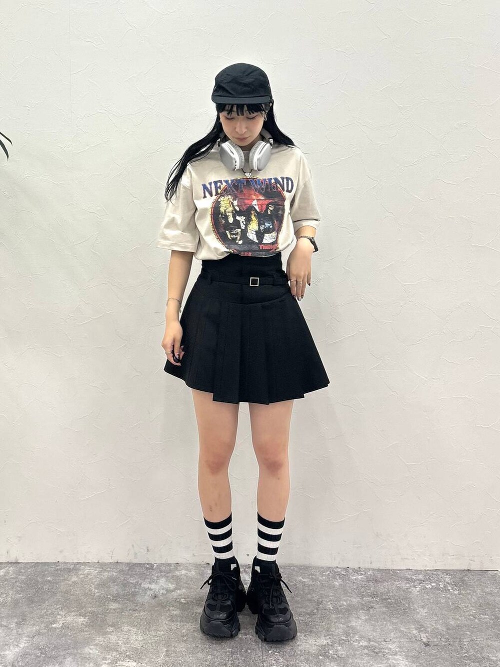 ブラック系のスニーカー、ブラック系のその他パンツ、ベージュ系のTシャツ/カットソーを着用したレディースの夏コーディネートの5枚目の写真