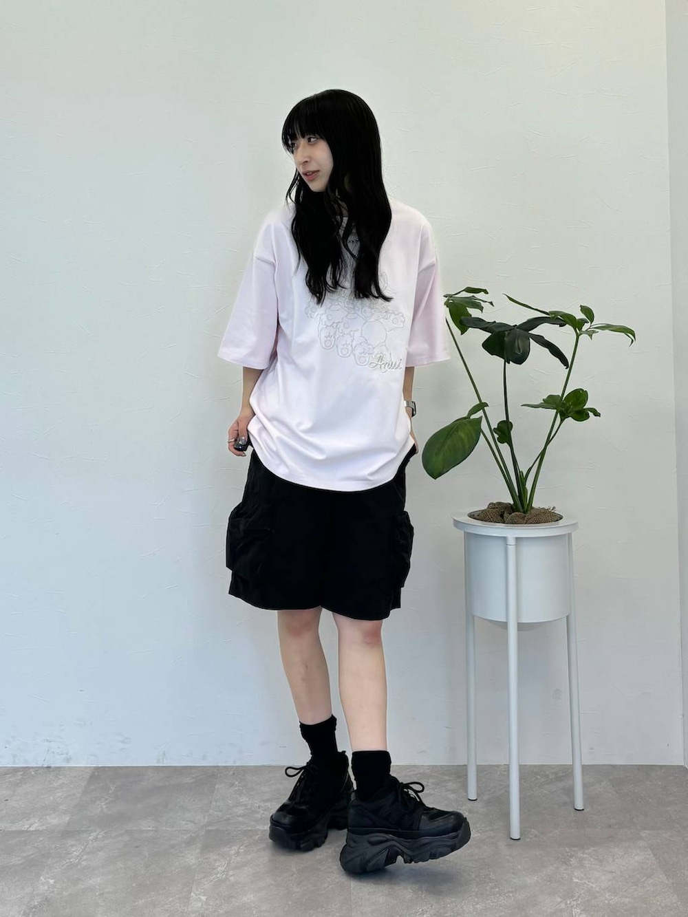 ブラック系のスニーカー、ブラック系のカーゴパンツ、ホワイト系のTシャツ/カットソーを着用したレディースの春コーディネートの2枚目の写真