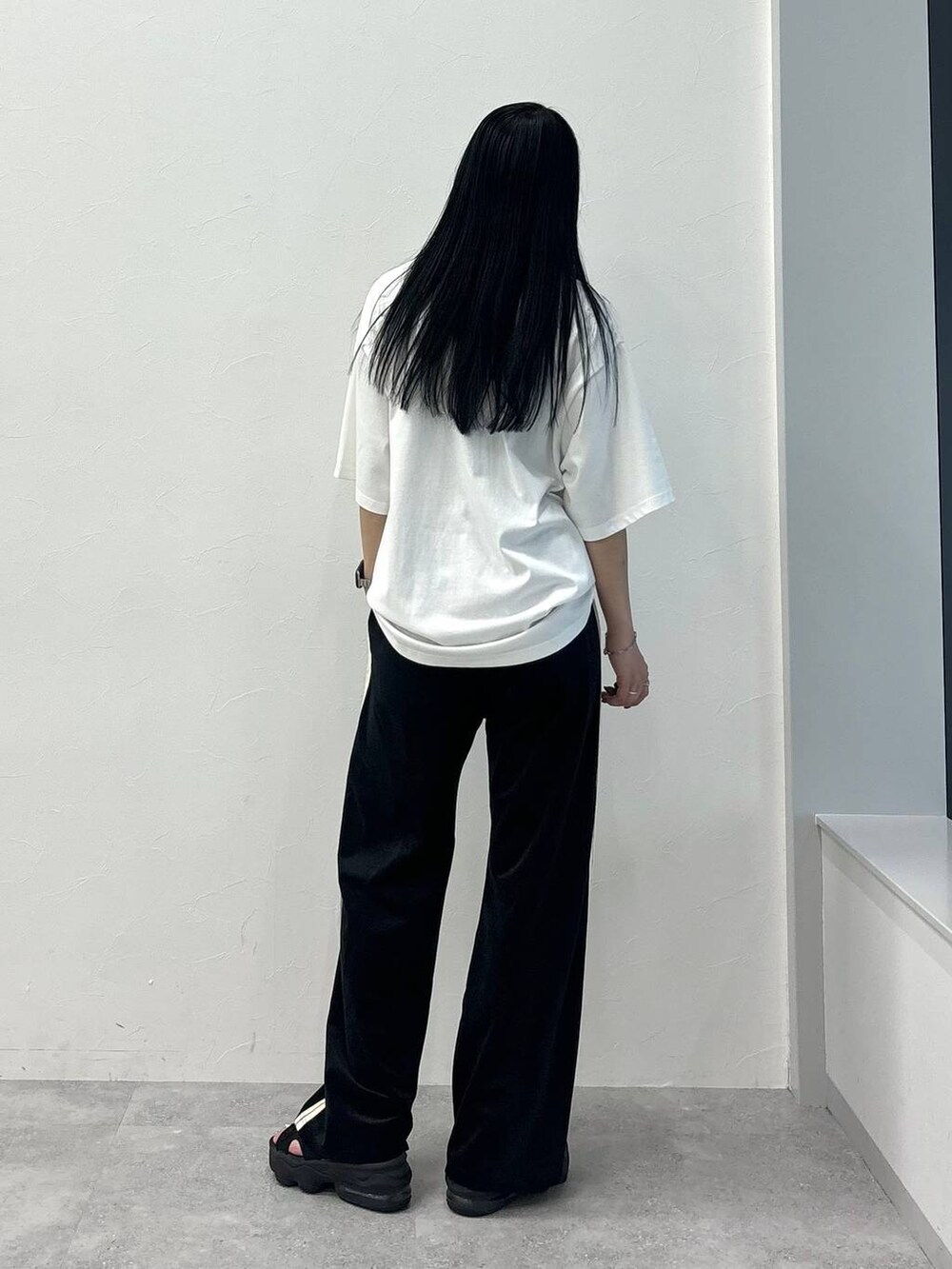 ホワイト系のTシャツ/カットソー、ブラック系のスウェットパンツを着用したレディースの秋コーディネートの3枚目の写真