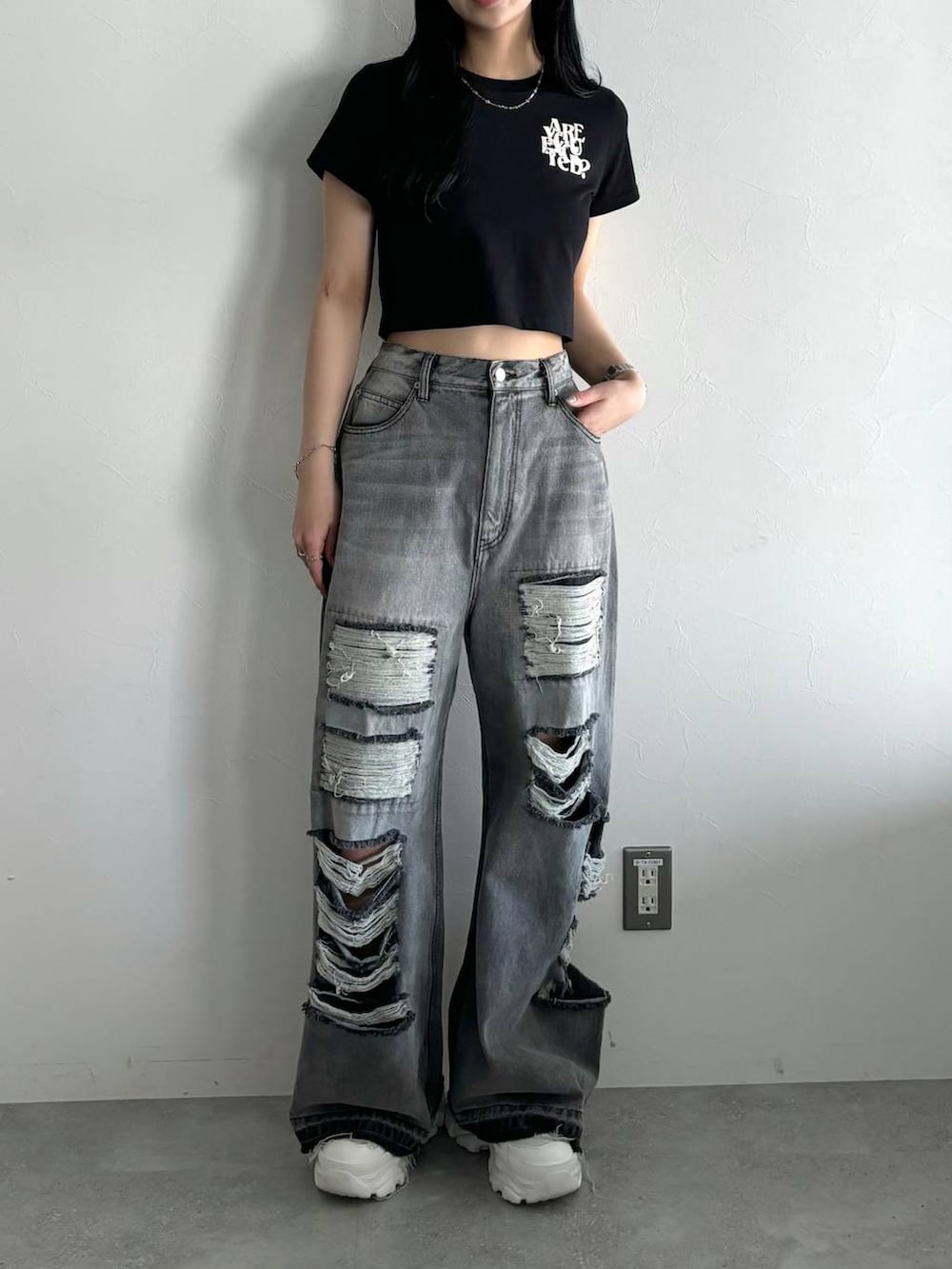 ブラック系のデニムパンツ、ブラック系のTシャツ/カットソーを着用したレディースの春コーディネートの4枚目の写真