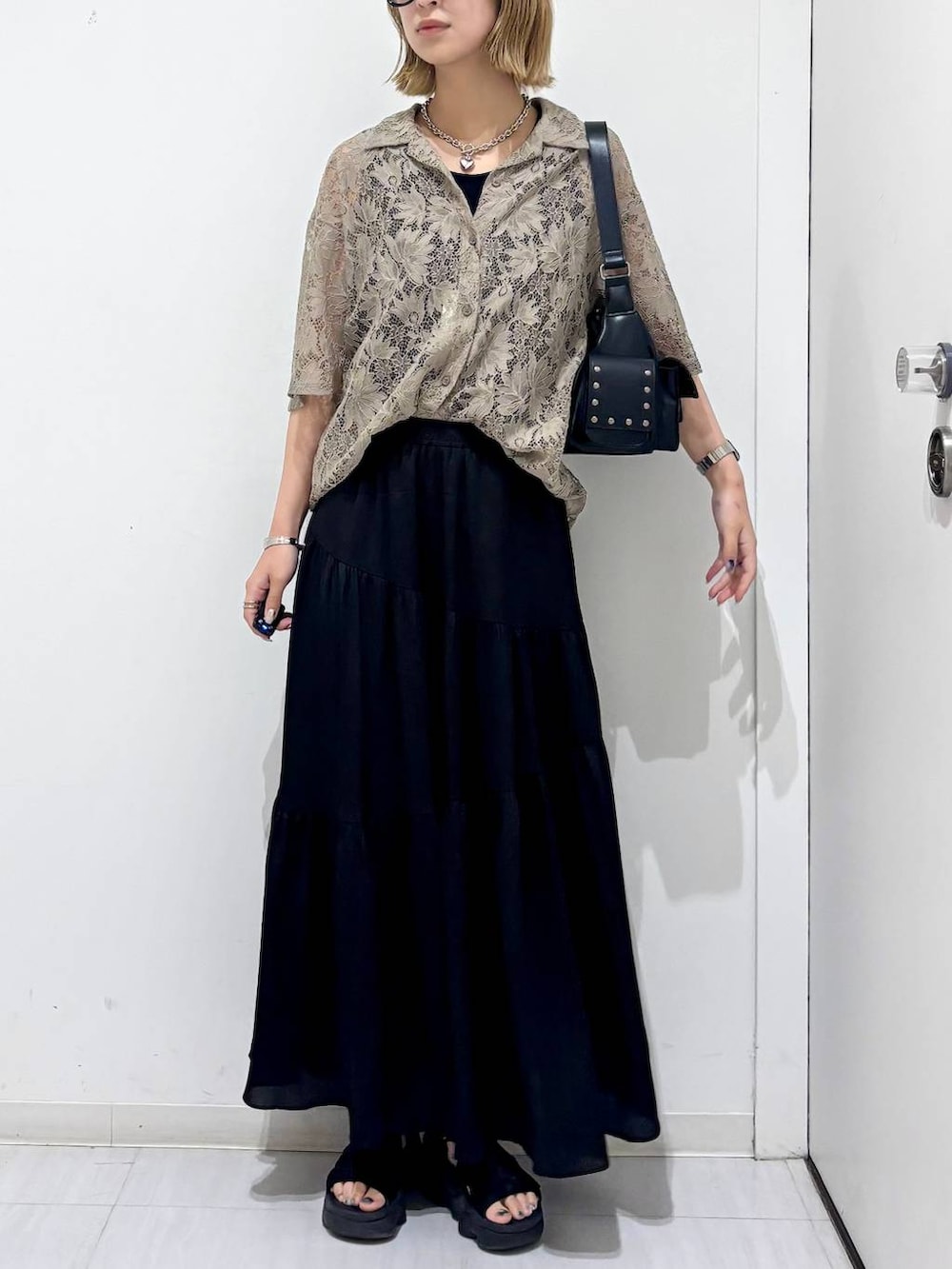 ブラウン系のシャツ/ブラウス、ブラック系のスカート、ブラック系のショルダーバッグを着用したレディースの夏コーディネートの2枚目の写真