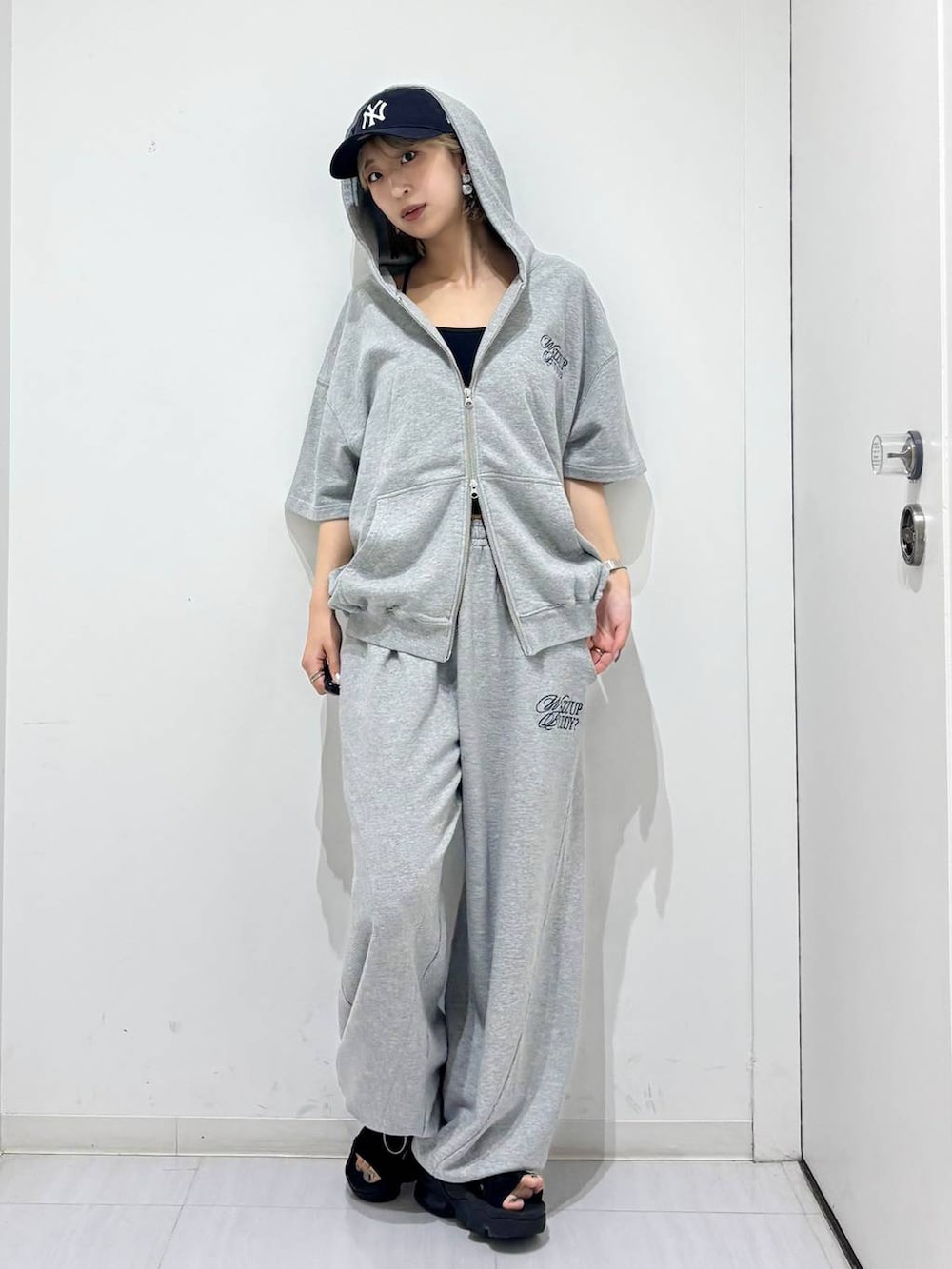「高身長、体型カバー、着痩せ・細見え、春コーデ、モード、ストリート、カジュアル、PAGEBOY、PBLIM、骨格ウェーブ_PAGEBOY、エレガント_PAGEBOY、スウェット、スウェットパンツ、ユニセックス」｜「PAGEBOYの【NEWERA】9TWENTY（キャップ、ブルー系）」を使った、ロビンさん（レディース・169cm）の夏コーディネートの8枚目の写真