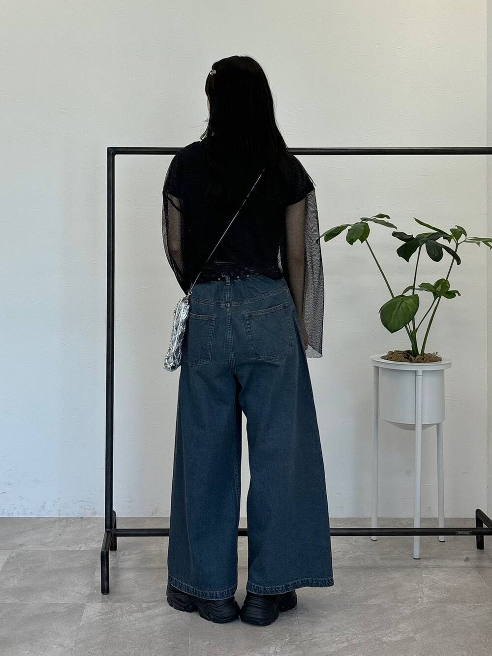 ブラック系のスニーカー、ブラック系のTシャツ/カットソー、ブラック系のTシャツ/カットソーを着用したレディースの春コーディネートの4枚目の写真