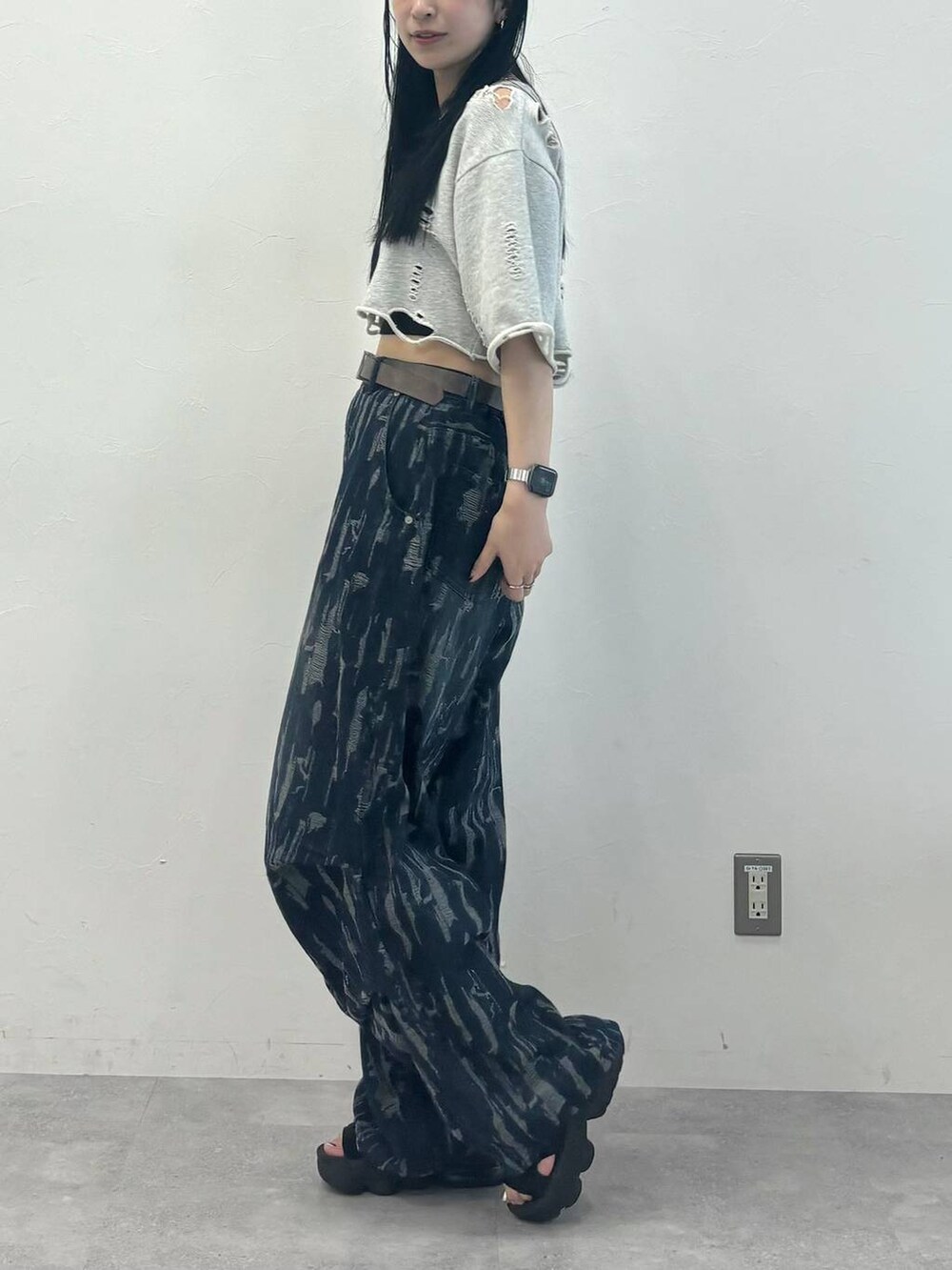 ブルー系のデニムパンツ、グレー系のTシャツ/カットソー、ブラウン系のベルトを着用したレディースの夏コーディネートの3枚目の写真