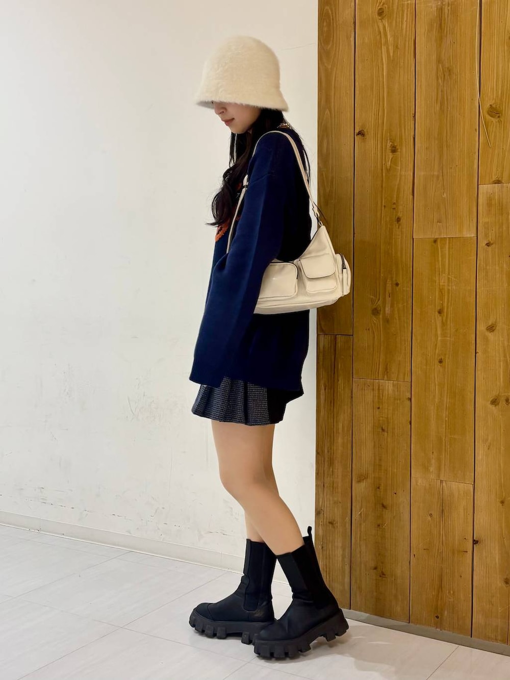 ブラック系のショルダーバッグ、ブルー系のニット/セーター、ブラック系のその他パンツを着用したレディースの冬コーディネートの4枚目の写真