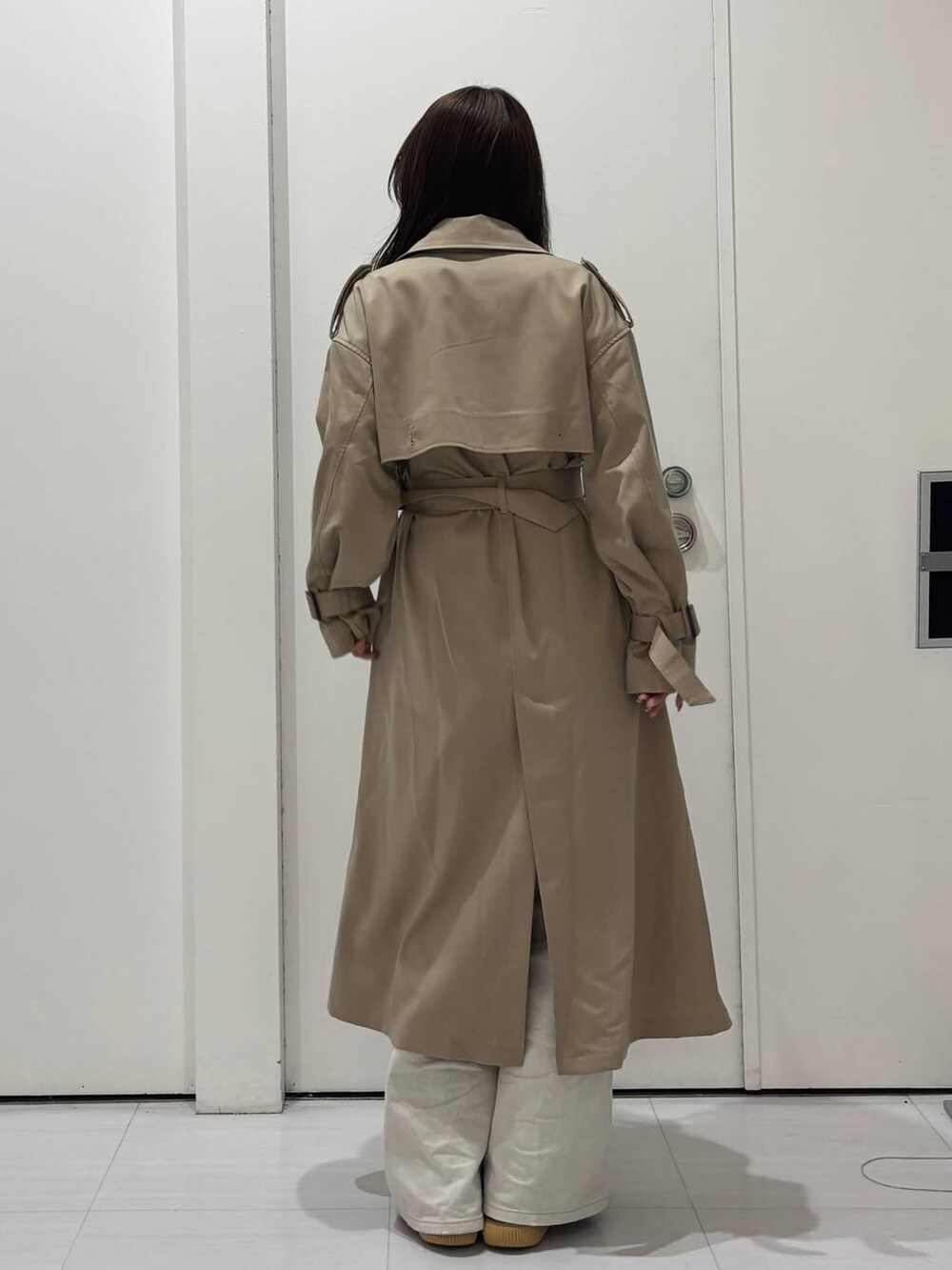 「おでかけ、入学式・卒業式、高身長、体型カバー、着痩せ・細見え、春コーデ、モード、ストリート、カジュアル、PAGEBOY、骨格ウェーブ_PAGEBOY、エレガント_PAGEBOY、コート、トレンチコート、春アウター」｜「PAGEBOYのクラシックデニムパンツ（デニムパンツ、グレー系）」を使った、ロビンさん（レディース・169cm）の春コーディネートの7枚目の写真