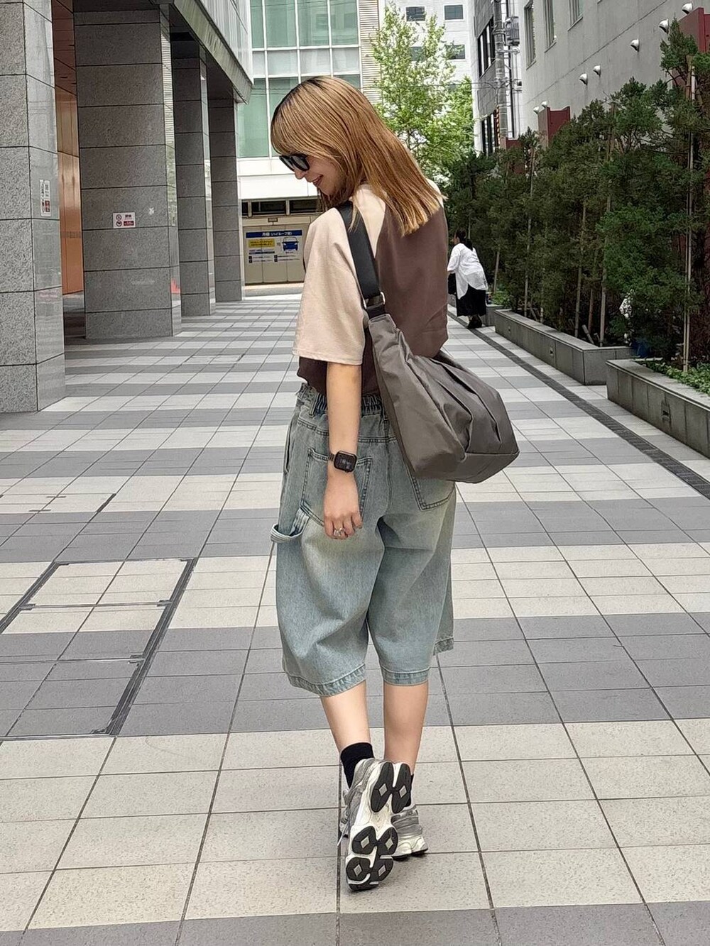 ブルー系のその他パンツ、グレー系のショルダーバッグ、ブラウン系のTシャツ/カットソーを着用したレディースの夏コーディネートの4枚目の写真