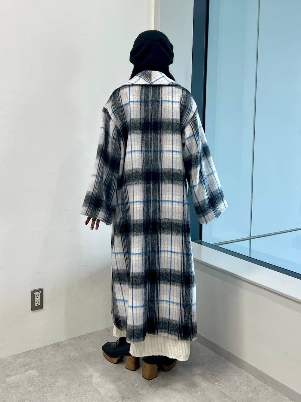 ホワイト系のステンカラーコート、ホワイト系のワンピース、ホワイト系のニット/セーターを着用したレディースの秋コーディネートの5枚目の写真