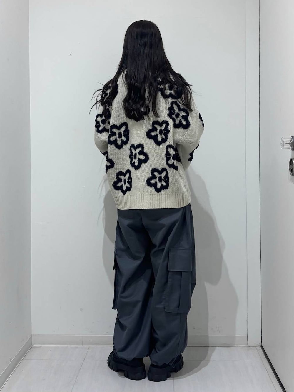 グレー系のカーゴパンツ、ベージュ系のニット/セーターを着用したレディースの冬コーディネートの5枚目の写真