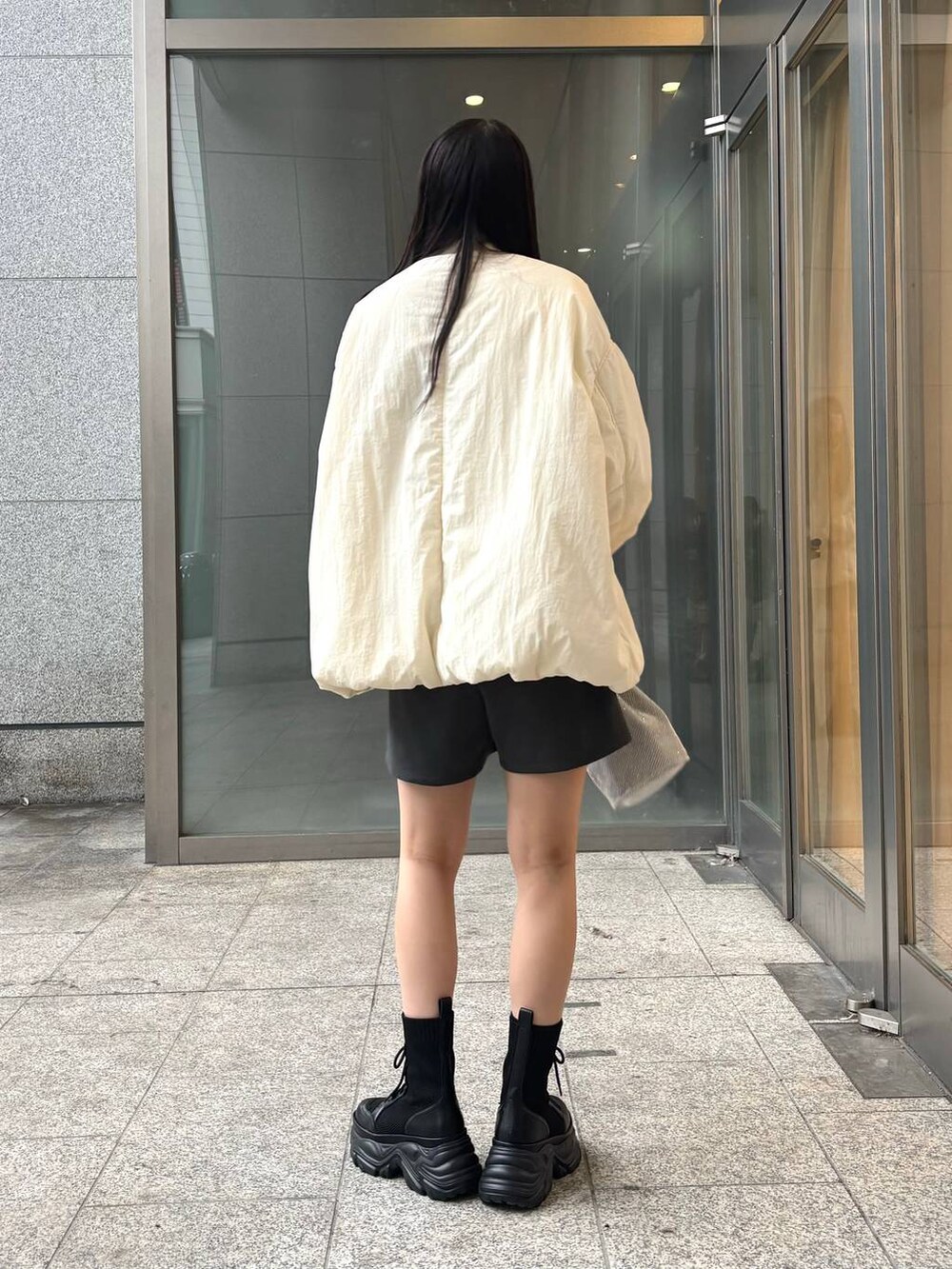 「高身長、体型カバー、着痩せ・細見え、モード、ストリート、カジュアル、PAGEBOY、骨格ウェーブ_PAGEBOY、エレガント_PAGEBOY、ブーツ、厚底シューズ、ブルゾン、アウター、MA-1、ショートパンツ」｜「PAGEBOYのレースアップソックスブーツ（ブーツ、ブラック系）」を使った、ロビンさん（レディース・169cm）の秋コーディネートの3枚目の写真