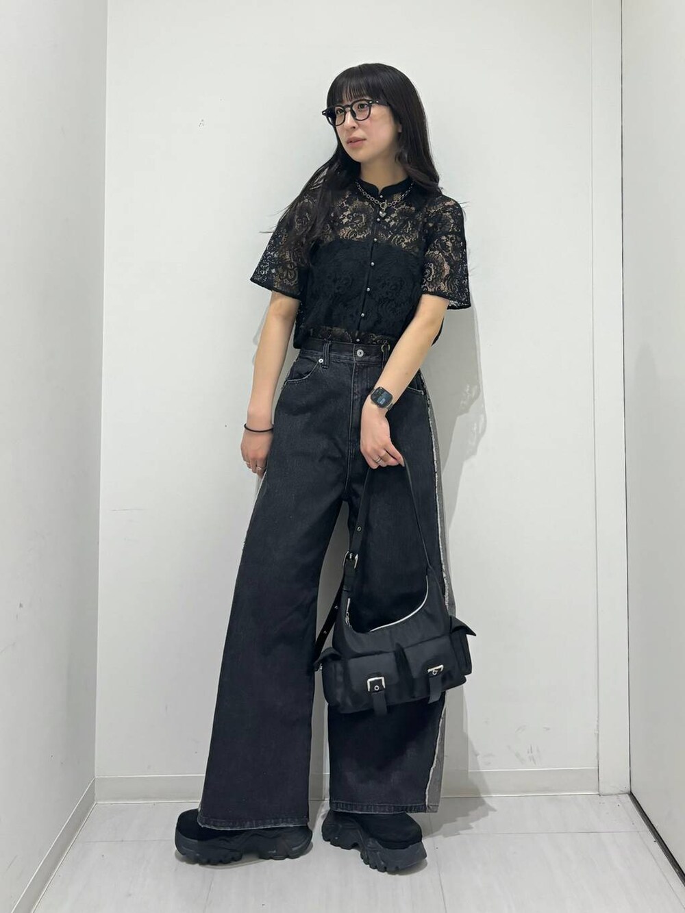 ブラック系のショルダーバッグ、ブラック系のシャツ/ブラウス、ブラック系のデニムパンツを着用したレディースの春コーディネートの4枚目の写真