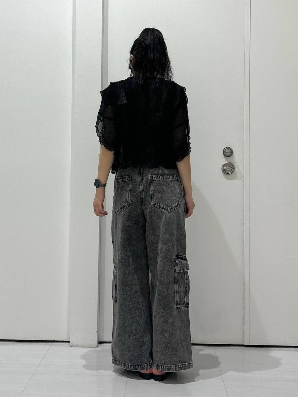 ブラック系のパンプス、ブラック系のサロペット/オーバーオール、ブラック系のシャツ/ブラウスを着用したレディースの夏コーディネートの4枚目の写真