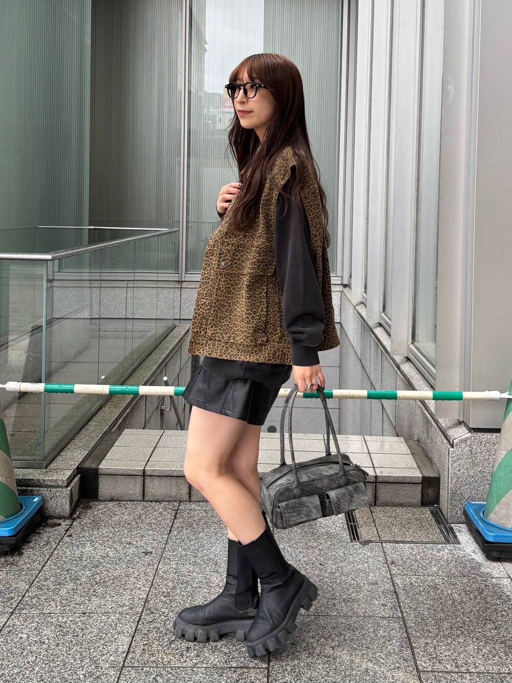 ブラック系のその他パンツ、ブラック系のボストンバッグ、その他のデニムジャケットを着用したレディースの春コーディネートの3枚目の写真