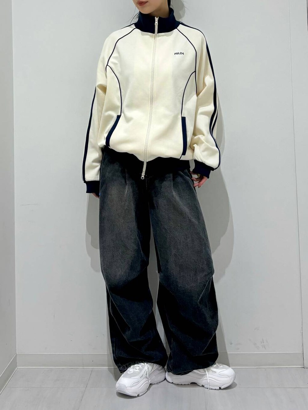 「体型カバー、高身長、カジュアル、PAGEBOY、PBLIM、骨格ウェーブ_PAGEBOY、エレガント_PAGEBOY、スニーカー、ユニセックス、着痩せ・細見え、モード、ストリート、春コーデ、デニムパンツ」｜「PBLIMのPBLIM/パイピングトラックジャケット（セットアップ、ホワイト系）」を使った、ロビンさん（レディース・168cm）の冬コーディネートの2枚目の写真
