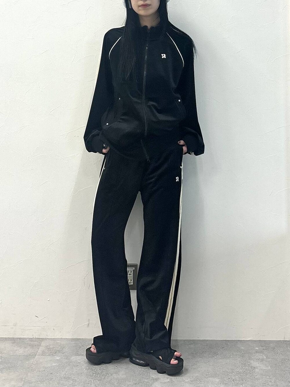 ブラック系のスウェットパンツ、ブラック系のジャージを着用したレディースの夏コーディネートの2枚目の写真