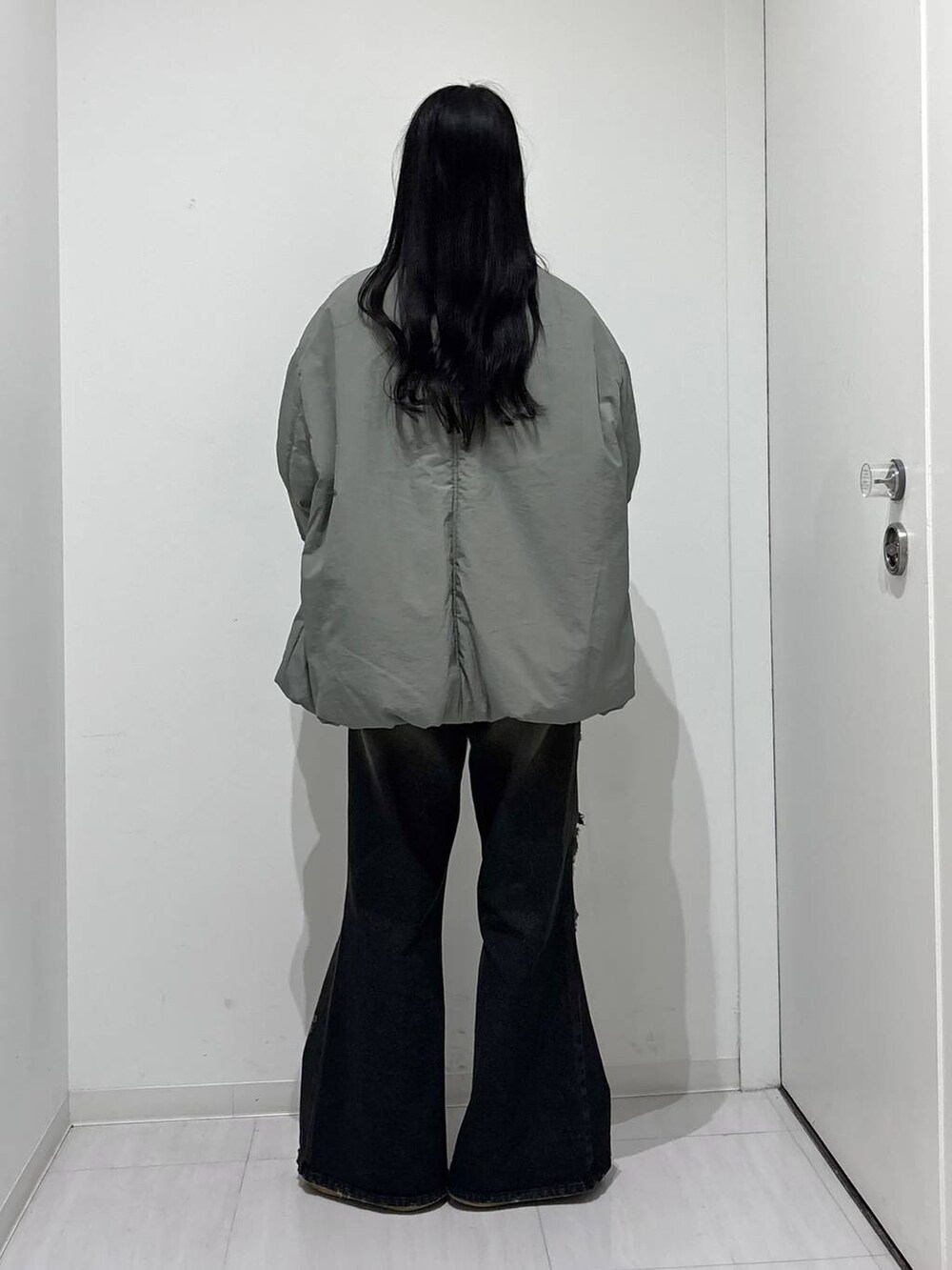 「高身長、体型カバー、着痩せ・細見え、春コーデ、モード、ストリート、カジュアル、PAGEBOY、PBLIM、骨格ウェーブ_PAGEBOY、エレガント_PAGEBOY、ブルゾン、アウター、MA-1、ニット」｜「PBLIMのPBLIM/シャギーメッセージニット（ニット/セーター、イエロー系）」を使った、ロビンさん（レディース・169cm）の秋コーディネートの3枚目の写真