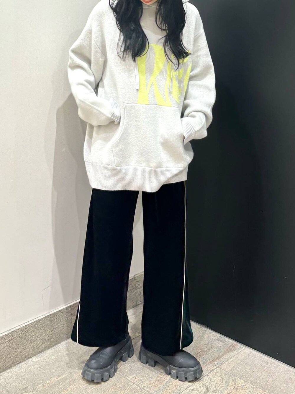 ベージュ系のニット/セーターを着用したレディースの冬コーディネートの2枚目の写真