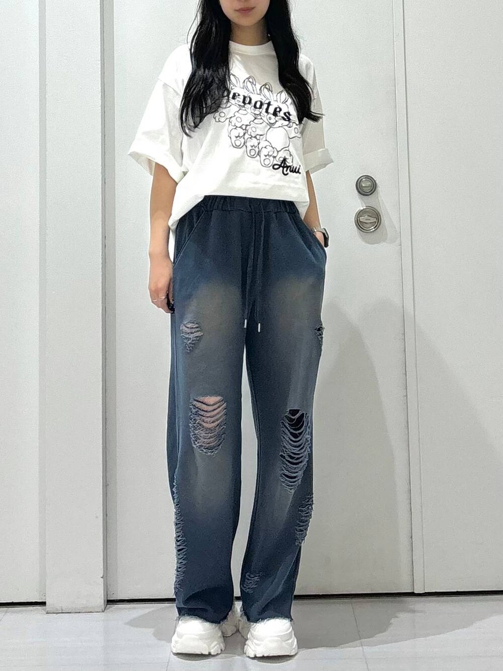 ホワイト系のスニーカー、ホワイト系のTシャツ/カットソー、ブルー系のスウェットパンツを着用したレディースの夏コーディネートの2枚目の写真