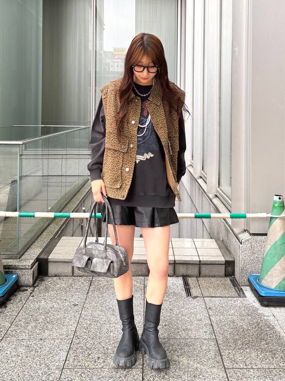 ブラック系のその他パンツ、ブラック系のボストンバッグ、その他のデニムジャケットを着用したレディースの春コーディネートの7枚目の写真