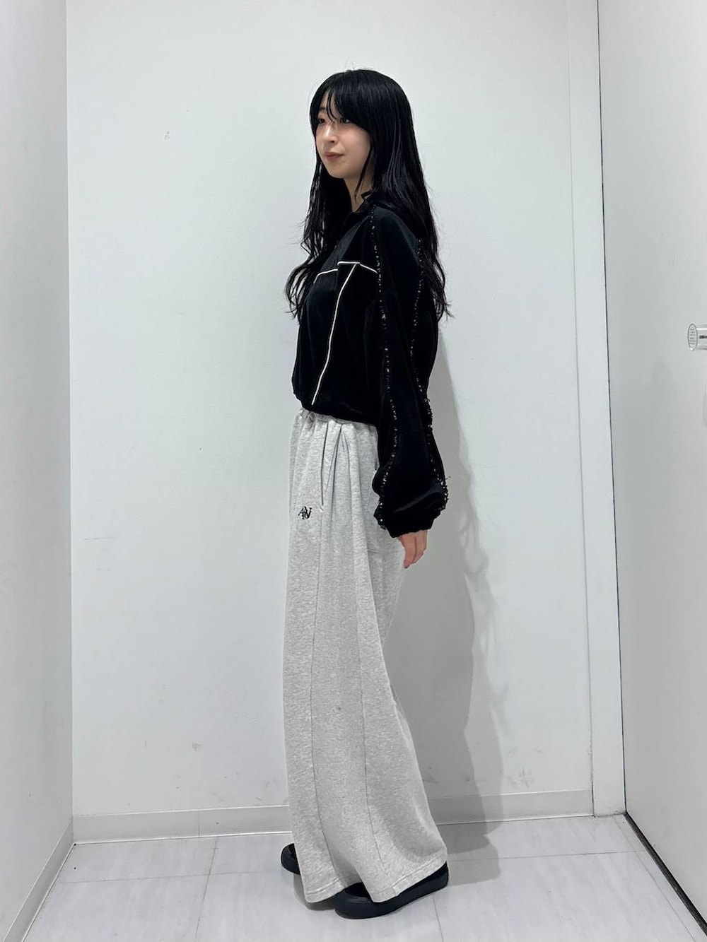 ブラック系のジャージ、グレー系のスウェットパンツを着用したレディースの秋コーディネートの2枚目の写真