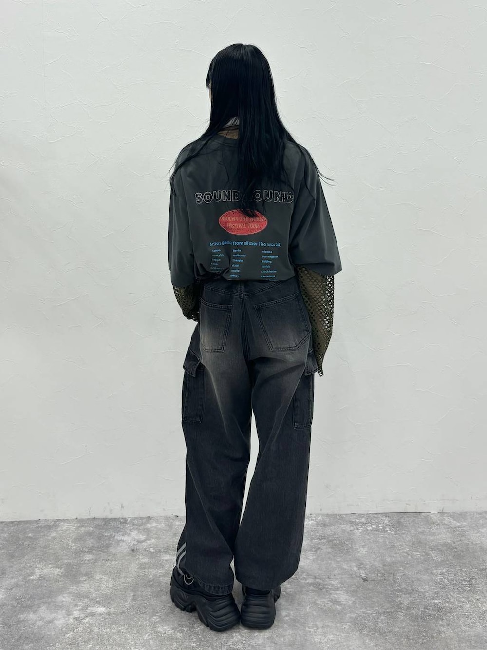 「高身長、体型カバー、着痩せ・細見え、春コーデ、モード、ストリート、カジュアル、PAGEBOY、PBLIM、骨格ウェーブ_PAGEBOY、エレガント_PAGEBOY、Tシャツ、レイヤードスタイル」｜「PAGEBOYのプラットチャンキースニーカー（スニーカー、ブラック系）」を使った、ロビンさん（レディース・169cm）の夏コーディネートの4枚目の写真