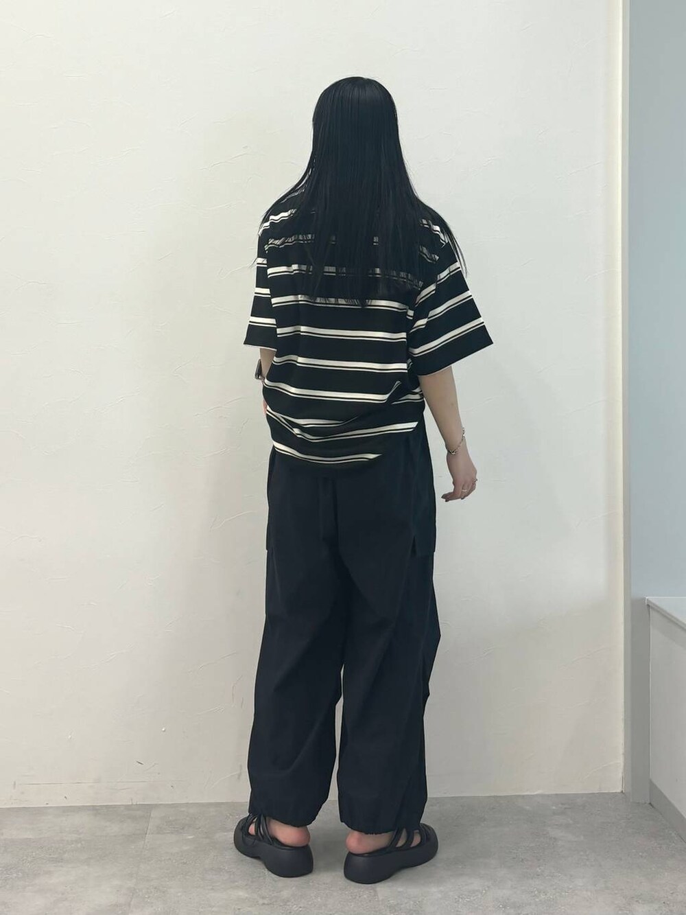 ブラック系のサンダル、ブラック系のその他パンツ、ブラック系のTシャツ/カットソーを着用したレディースの夏コーディネートの4枚目の写真