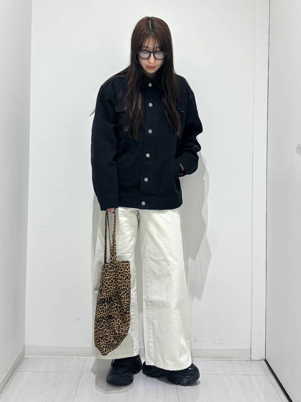 「高身長、体型カバー、着痩せ・細見え、春コーデ、モード、ストリート、カジュアル、PAGEBOY、PBLIM、骨格ウェーブ_PAGEBOY、エレガント_PAGEBOY、アウター、デニムパンツ、ワイドパンツ、スニーカー」｜「PAGEBOYのプラットチャンキースニーカー（スニーカー、ブラック系）」を使った、ロビンさん（レディース・169cm）の冬コーディネートの5枚目の写真