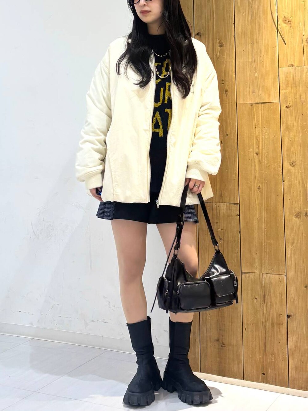 「ニット、MA-1、高身長、体型カバー、着痩せ・細見え、モード、ストリート、カジュアル、PAGEBOY、PBLIM、骨格ウェーブ_PAGEBOY、エレガント_PAGEBOY、アウター、冬コーデ、冬アウター」｜「PAGEBOYのアウトポケットBAG（ショルダーバッグ、ブラック系）」を使った、ロビンさん（レディース・169cm）の冬コーディネートの2枚目の写真
