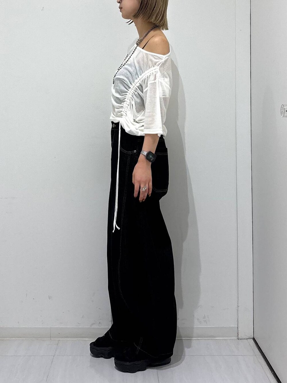 ブラック系のデニムパンツ、ホワイト系のTシャツ/カットソー、ブラック系のネックレスを着用したレディースの夏コーディネートの4枚目の写真