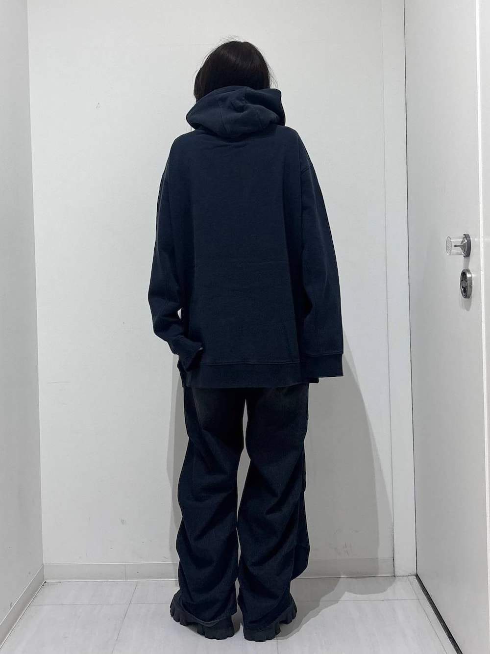 ブルー系のパーカーを着用したレディースの冬コーディネートの3枚目の写真