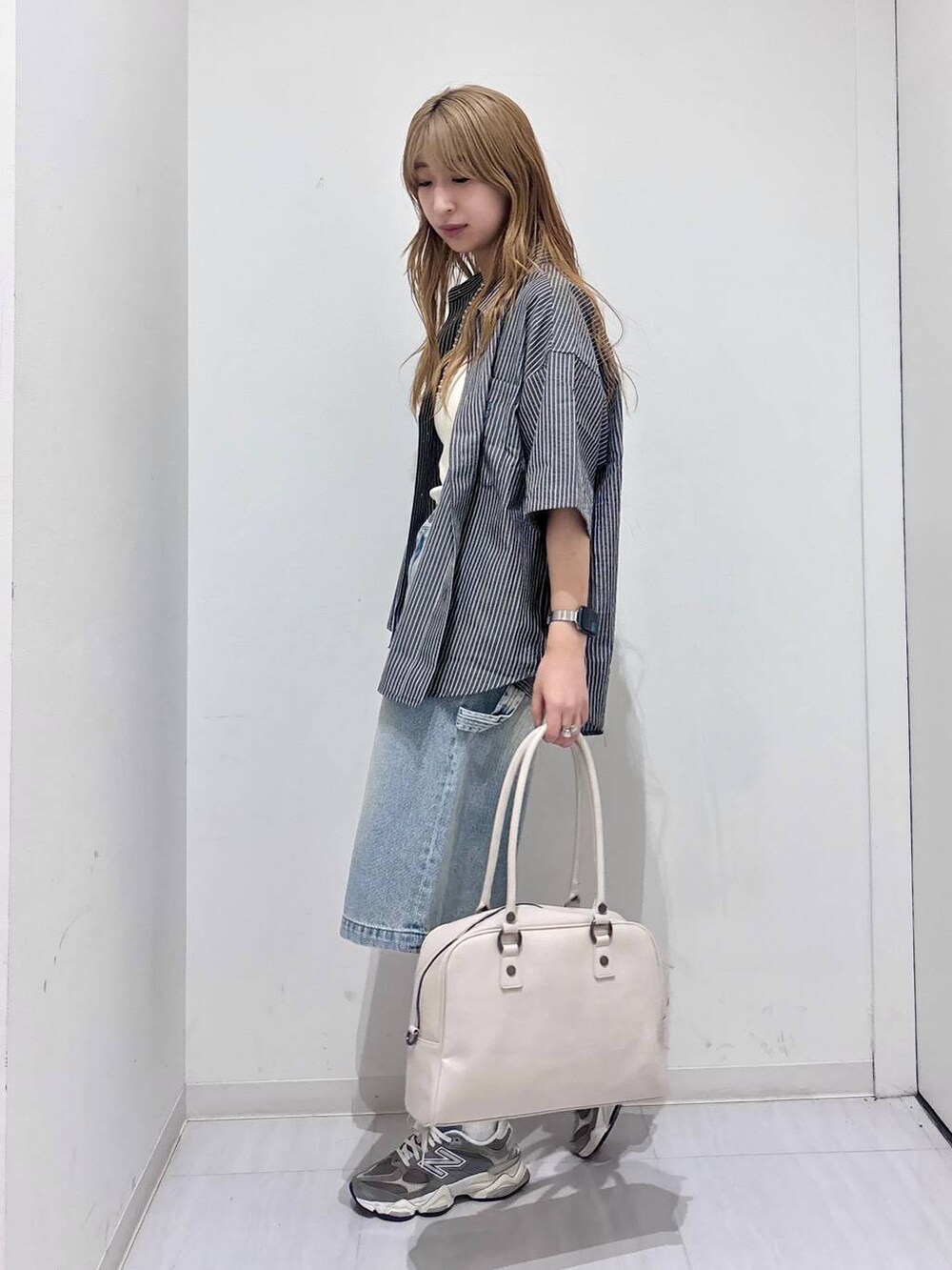 ホワイト系のボストンバッグ、ホワイト系のタンクトップ、ブルー系のその他パンツを着用したレディースの夏コーディネートの2枚目の写真