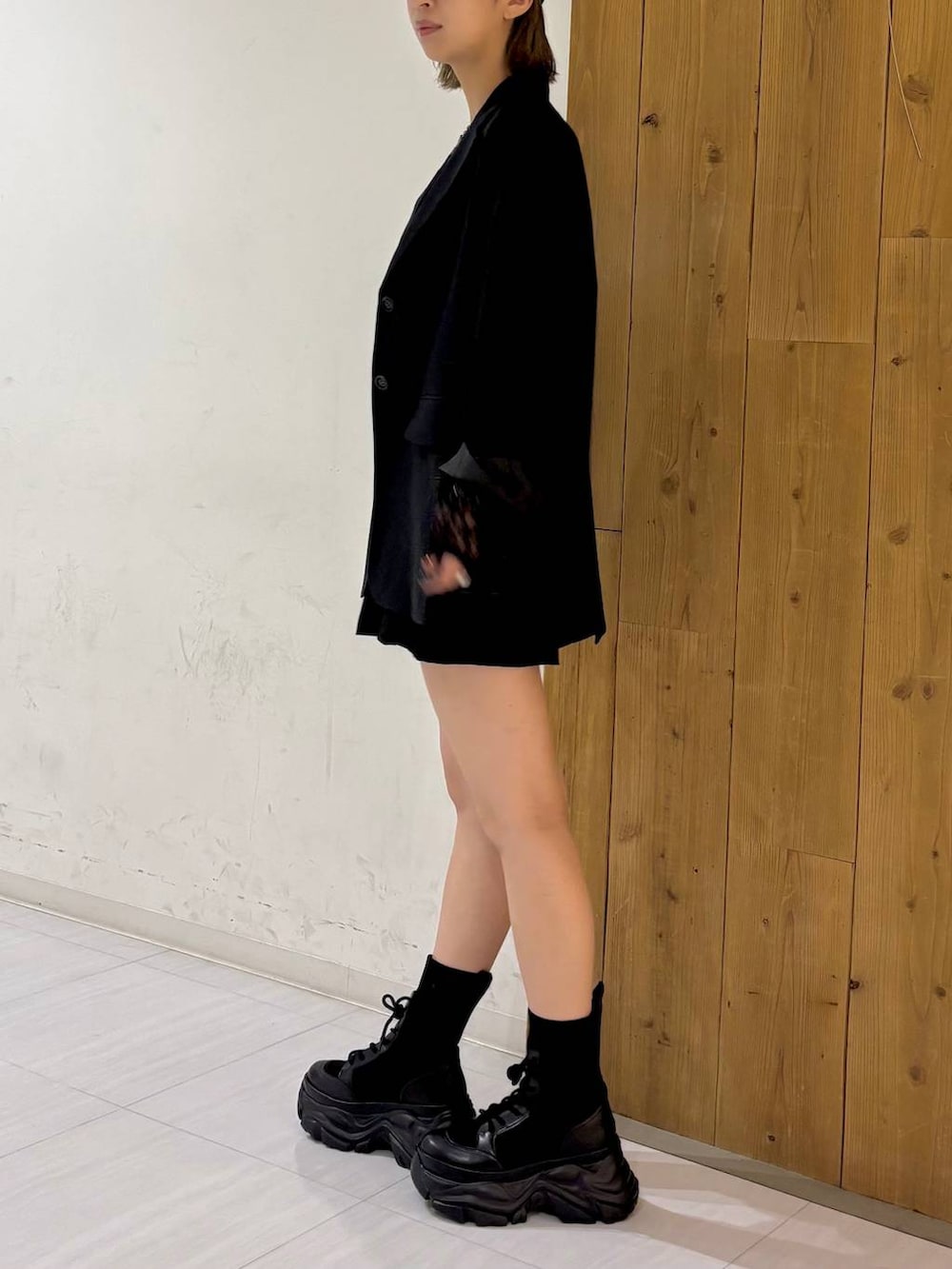 ブラック系のブーツ、ブラック系のその他パンツ、ブラック系のテーラードジャケットを着用したレディースの夏コーディネートの4枚目の写真