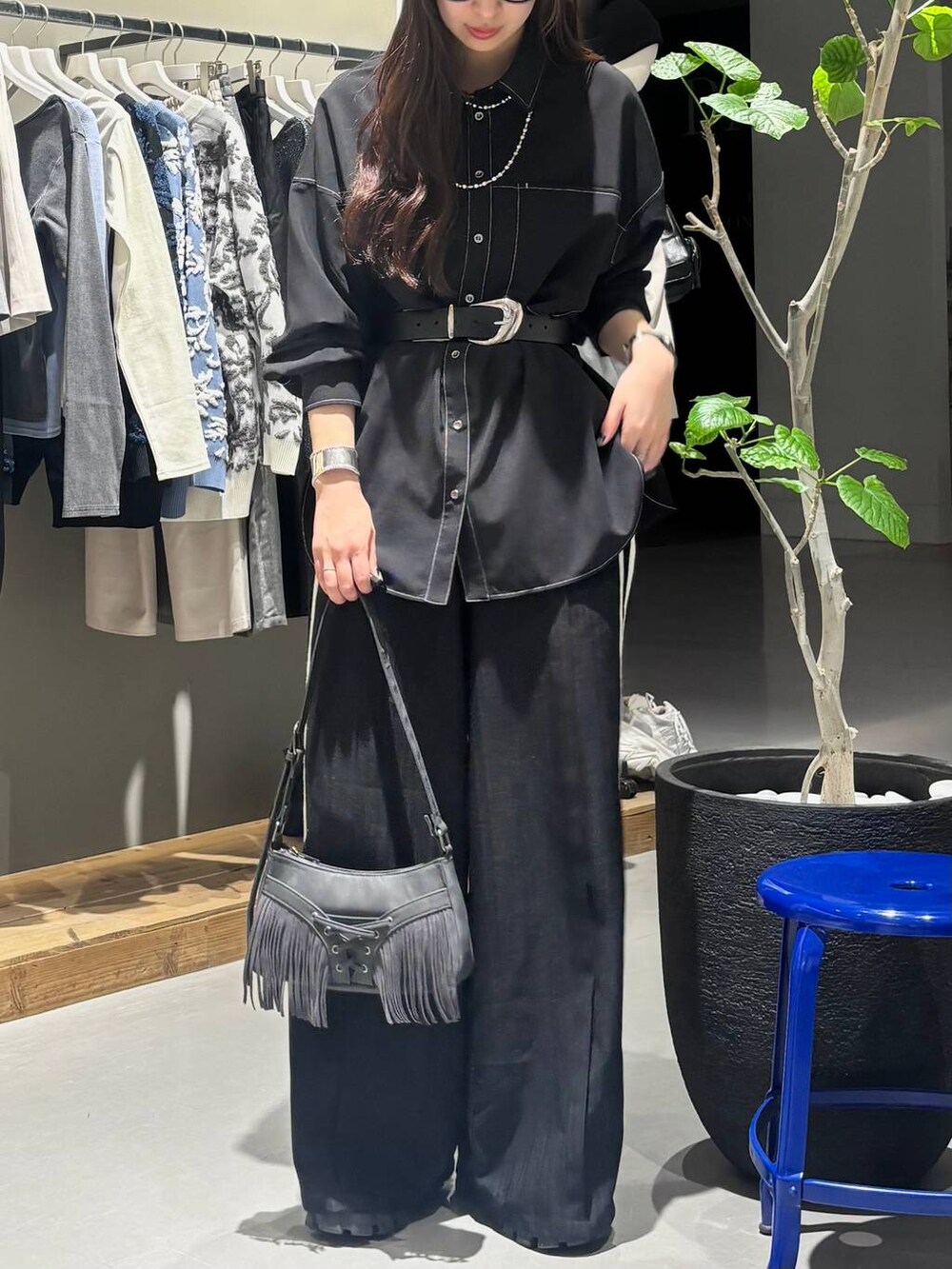 ブラック系のショルダーバッグ、ブラック系のスラックス、ブラック系のシャツ/ブラウスを着用したレディースの冬コーディネートの2枚目の写真