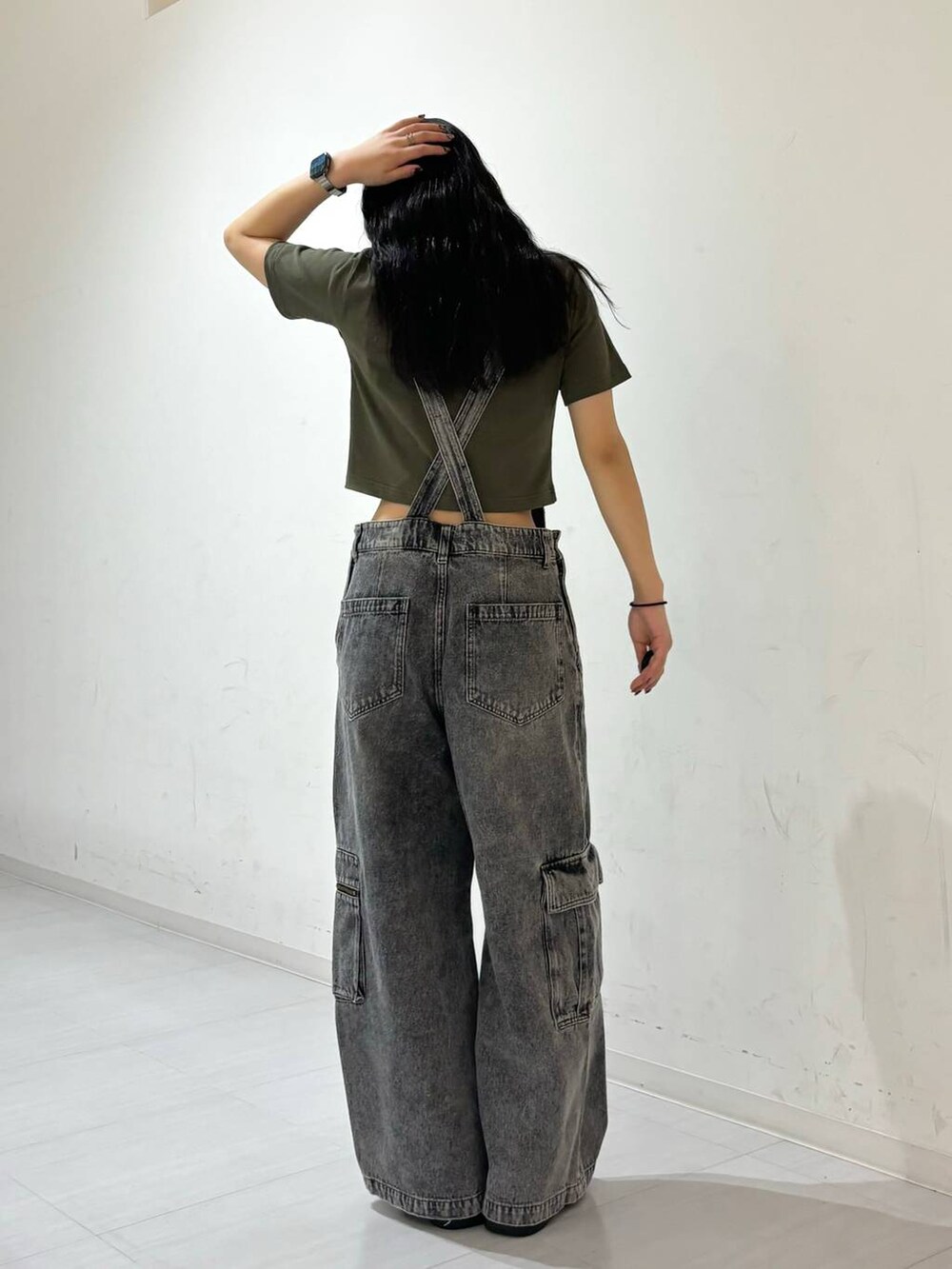 ブラック系のサンダル、ブラック系のサロペット/オーバーオール、グリーン系のTシャツ/カットソーを着用したレディースの夏コーディネートの4枚目の写真