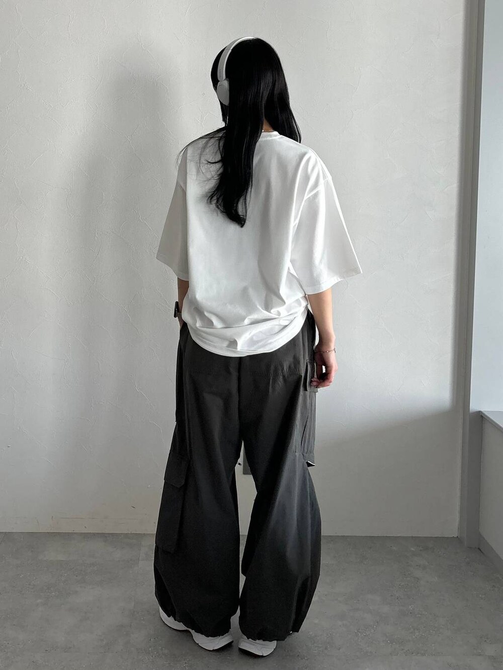 グレー系のカーゴパンツ、ホワイト系のTシャツ/カットソーを着用したレディースの春コーディネートの4枚目の写真