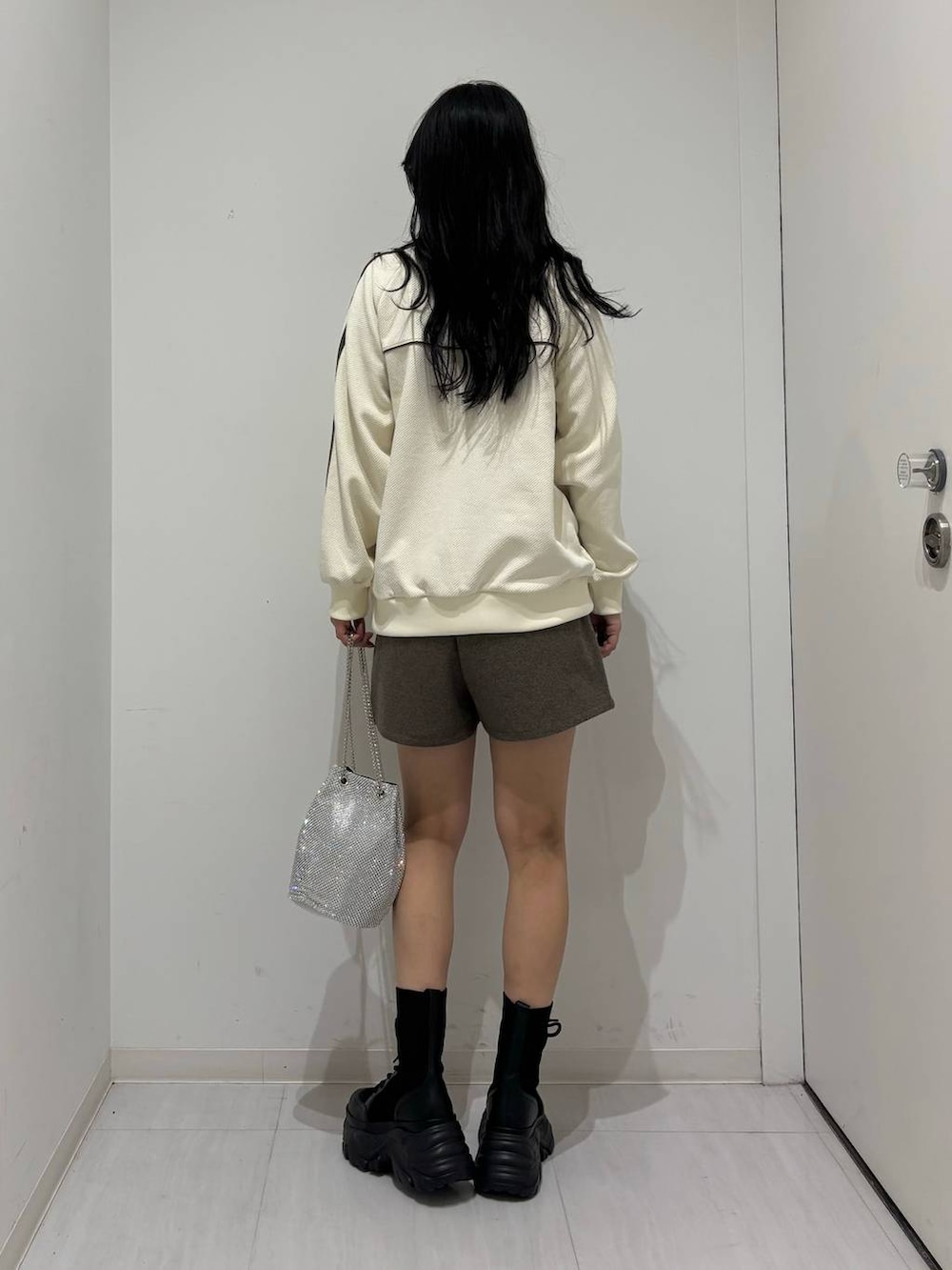 「高身長、体型カバー、着痩せ・細見え、春コーデ、モード、ストリート、カジュアル、PAGEBOY、骨格ウェーブ_PAGEBOY、エレガント_PAGEBOY、スウェット、ショートブーツ、厚底シューズ、秋コーデ」｜「PAGEBOYのレースアップソックスブーツ（ブーツ、ブラック系）」を使った、ロビンさん（レディース・169cm）の秋コーディネートの3枚目の写真