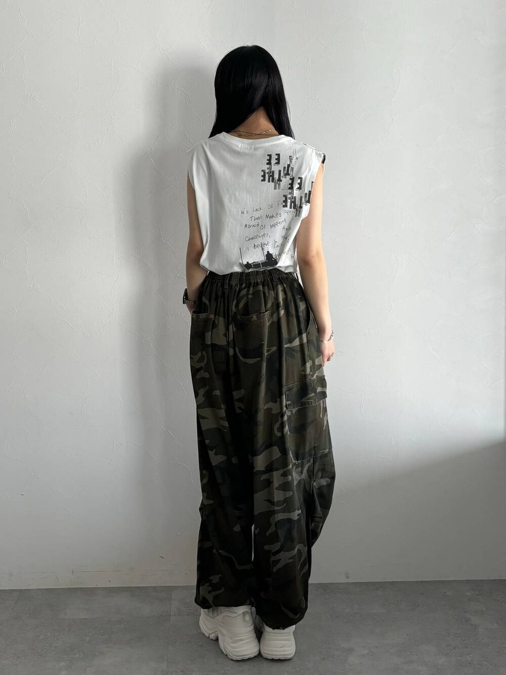 ホワイト系のスニーカー、ホワイト系のTシャツ/カットソー、グリーン系のカーゴパンツを着用したレディースの春コーディネートの4枚目の写真