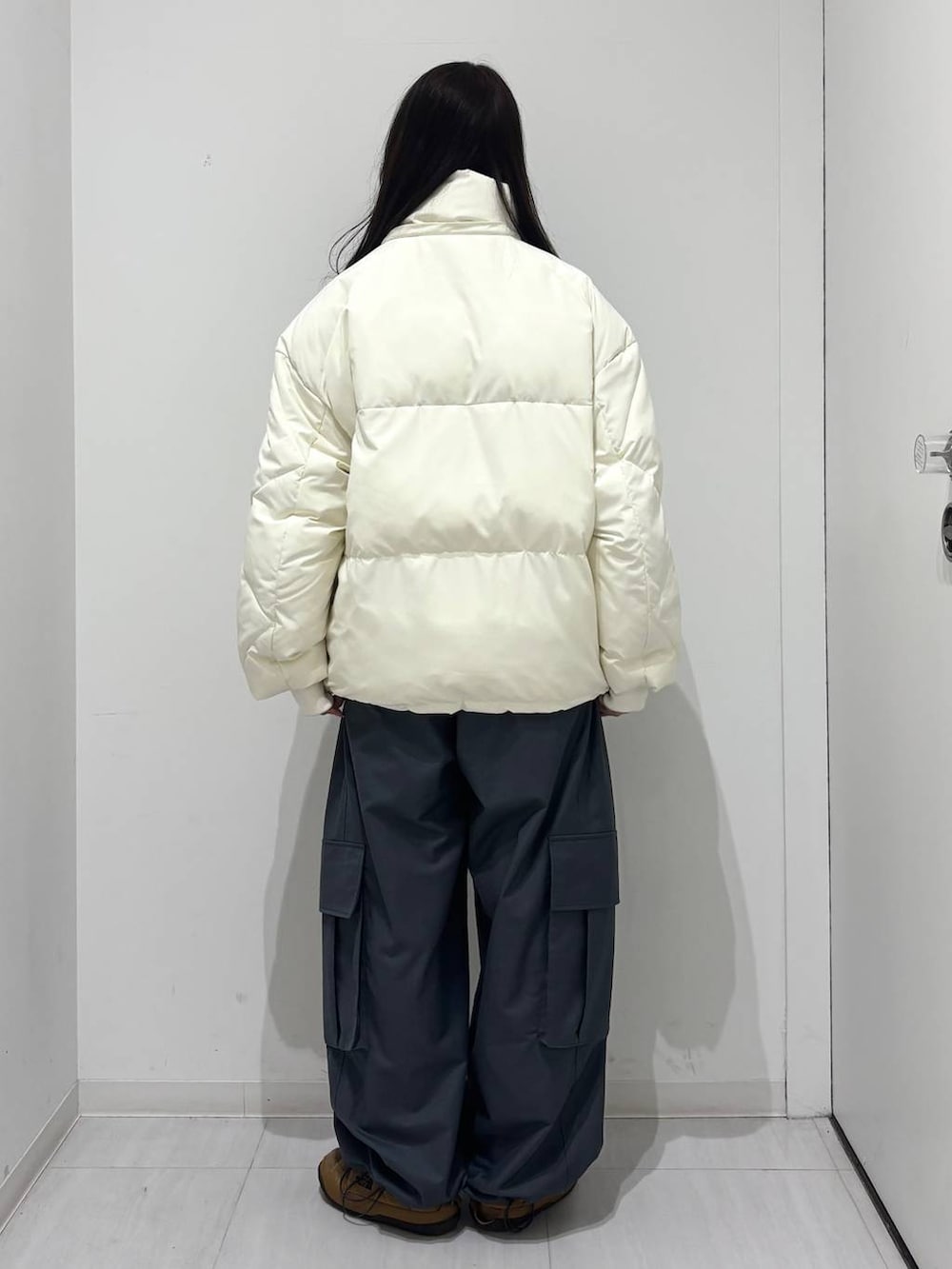 ホワイト系のブルゾン、グレー系のカーゴパンツを着用したレディースの冬コーディネートの4枚目の写真